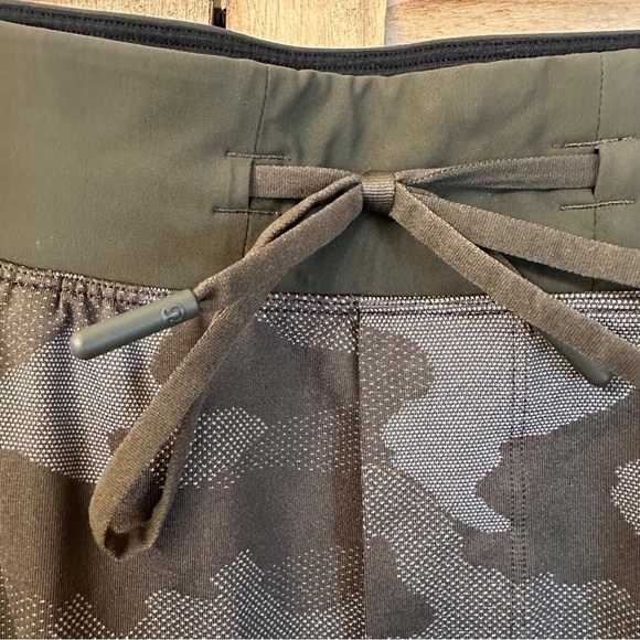 Lululemon T.H.E. Short Camo Size M - Picture 5 of 6